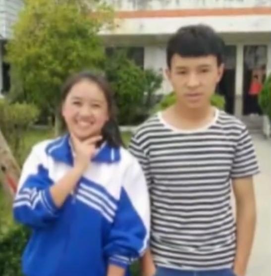 云南00后恋人定亲，男方穿袄子，女生系围裙迎接自嘲“太寒酸”