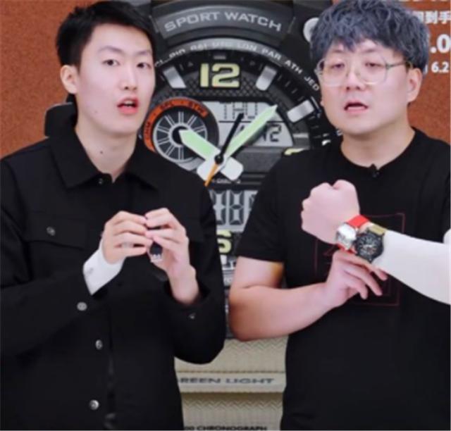 带货“夫妻档”来了，管泽元亲自给模特换装？余霜旁边小哥太眼熟