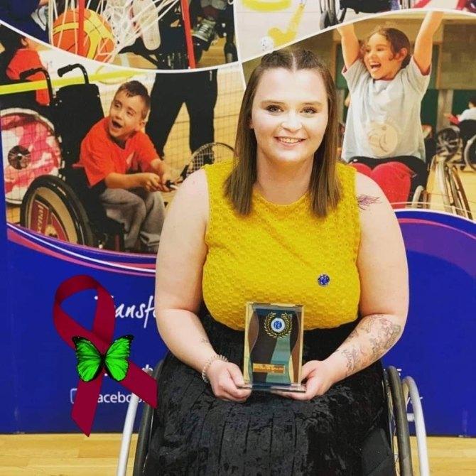 女大学生和男友熬夜追剧下肢麻木后就医被告知已终身瘫痪