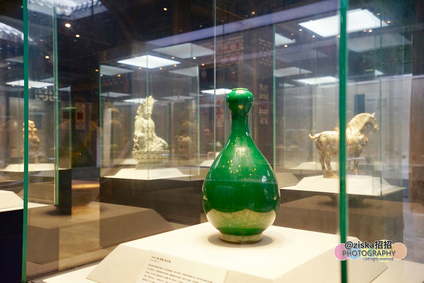 小伙探索神秘洞穴视频,小伙独自探索深山神秘古墓