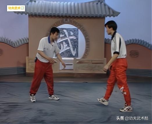 摆拳防守加反击,后摆拳防守反击