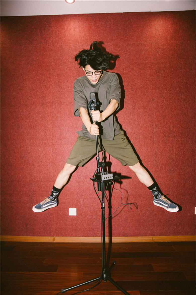 gd权志龙蓝色西装配匡威,gd权志龙的理想型