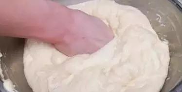 油条膨松剂炸油条能放鸡蛋吗,炸油条为了蓬松酥脆要加什么