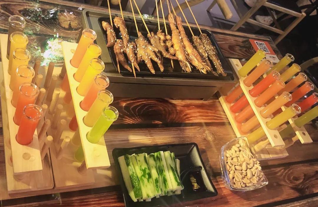 「聚会约酒」一家音乐酒吧，每晚都有乐队驻唱，单身男女都爱去