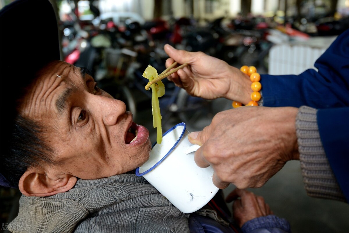 福利院护理员是事业编制吗,我有保育员证能提升工资吗