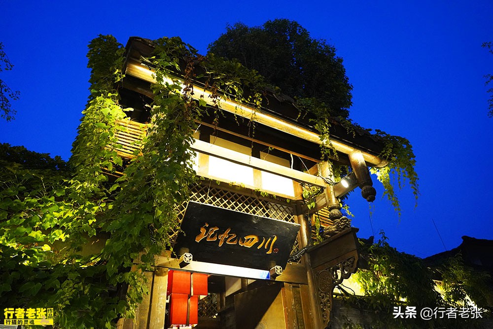 300年历史的宽窄巷子，外地游客必打卡，“老成都”却很少去