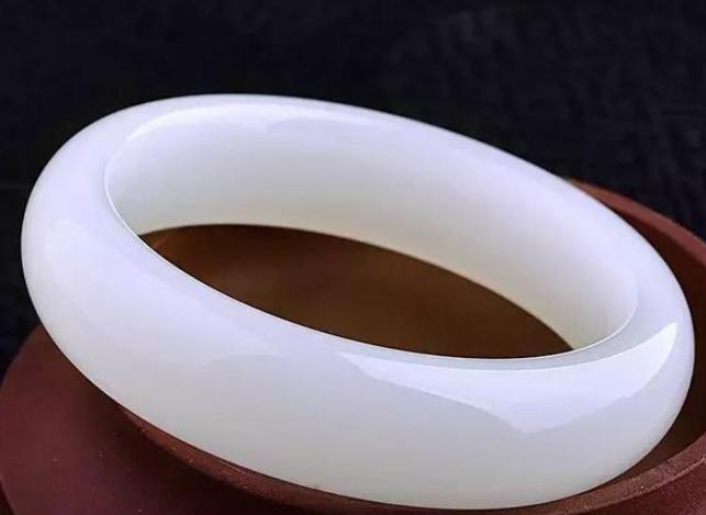 阿富汗玉和和田玉一样的吗,阿富汗玉和和田玉有什么区别