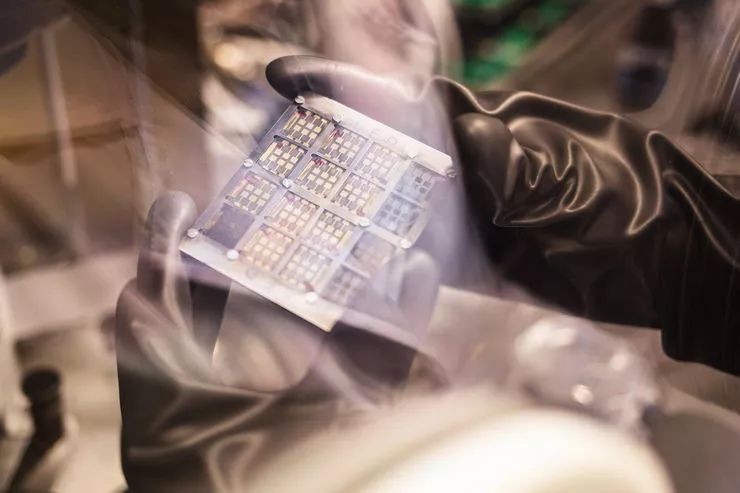 新型钛钙矿型光伏材料,高效蓝光钙钛矿led研制新方法