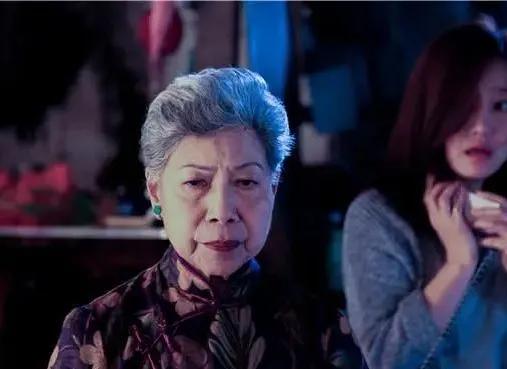 还记得“神婆专业户”罗兰吗?85岁的她如今过得怎么样