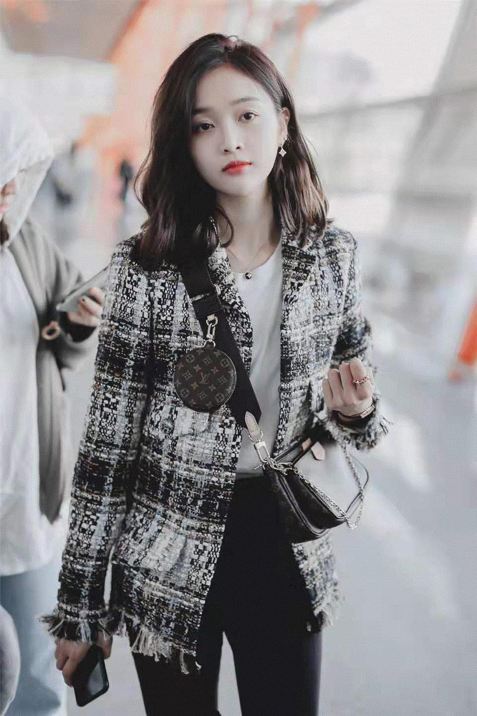 吴宣仪同款机场棕色格子外套,吴宣仪黑皮衣配什么裤子