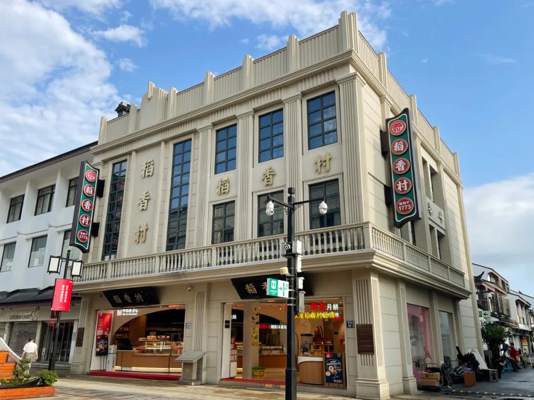 每4块月饼,就有1块是它出品,品牌价值超167亿元,这个随处可见的老字号出人意料