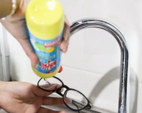 镜片脏了清洗小方法,眼镜镜片脏了如何擦拭干净小妙招