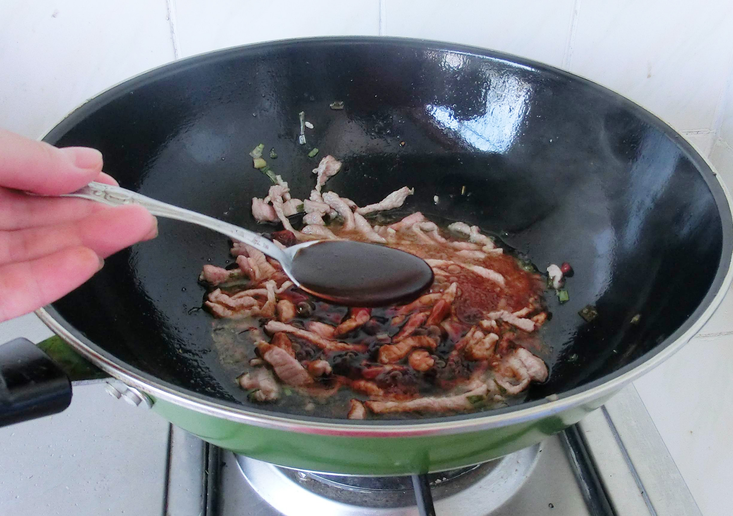 焖面时用干面要怎么做,焖面怎样做出了锅不粘