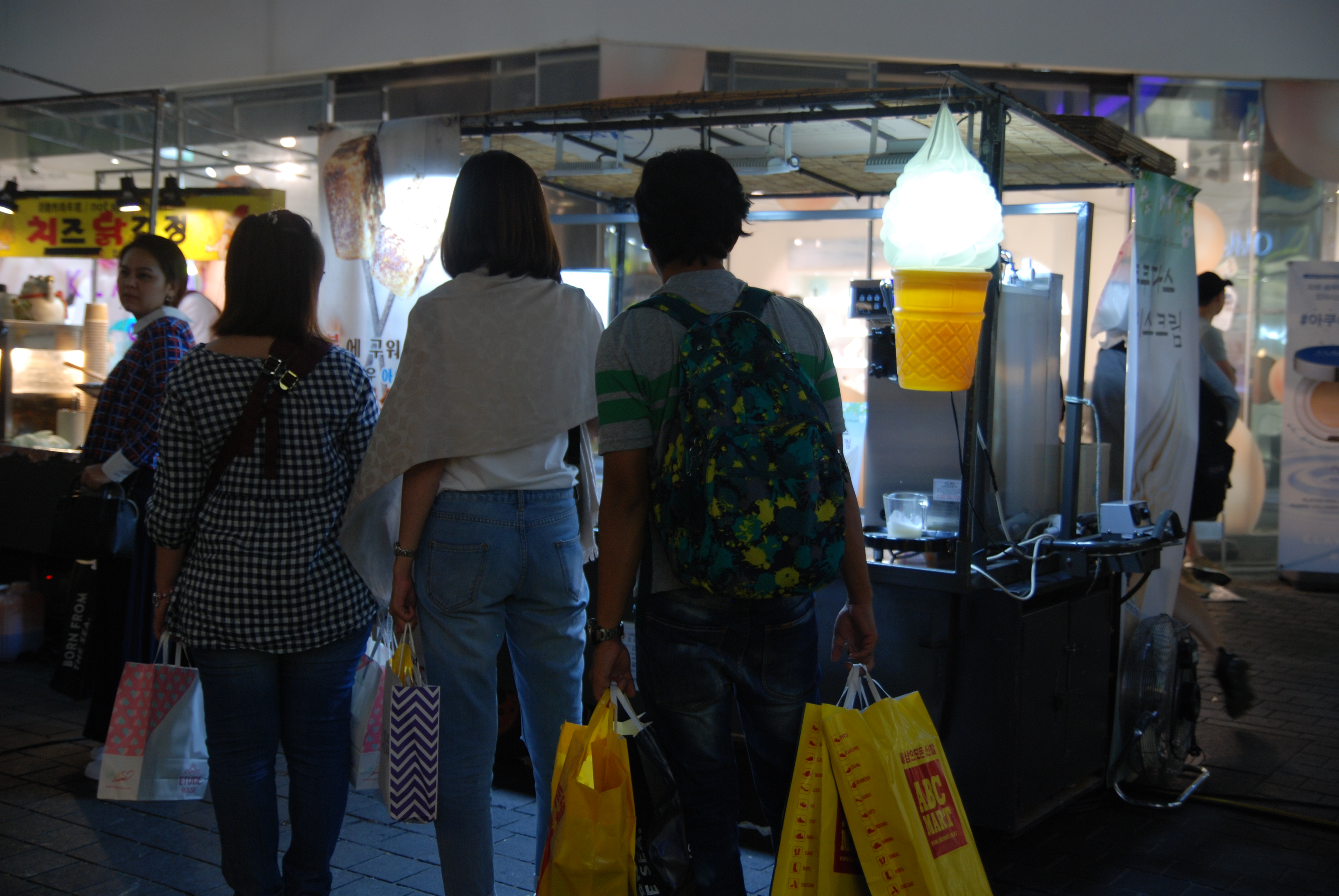 韩国紫菜包饭年糕,韩国美食一条街紫菜饭