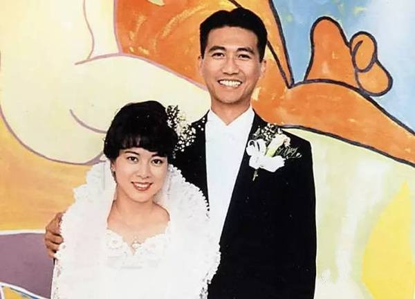 最早拍全裸写真的港姐，拒签TVB，入厕剧照被印成海报，今成这样