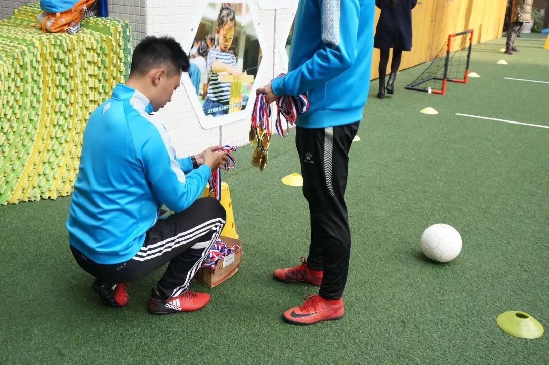 小小足球运动员=未来男神~|走进成都市第十二幼儿园蓝光分园