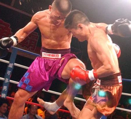 散打王一脚踢中泰拳王被担架抬走,散打王直播视频