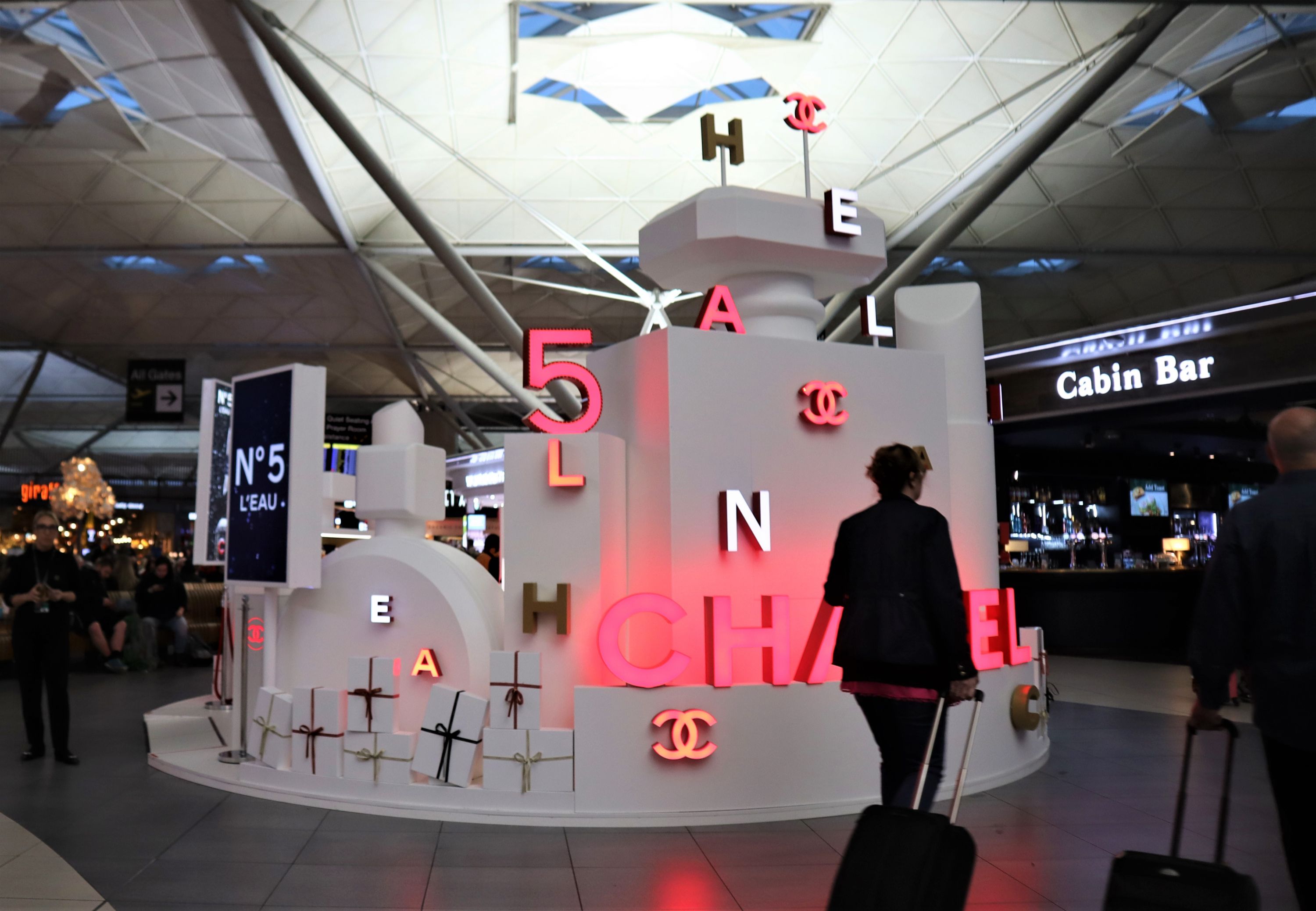 票价100块的欧洲超短线！座椅比国内廉航还窄，坐几分钟都受不了