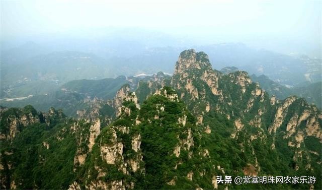 全靠8根钢柱支撑的玻璃栈道你敢挑战吗？保定狼牙山泽疆公寓酒店