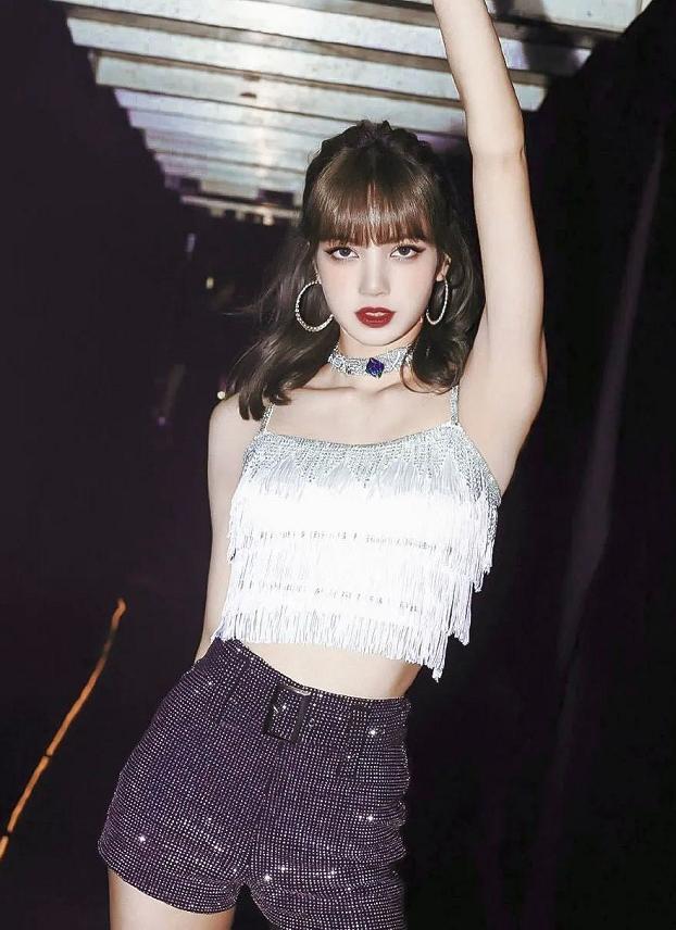 lisa穿搭牛仔外套搭长裙,lisa同款牛仔裤怎么搭配