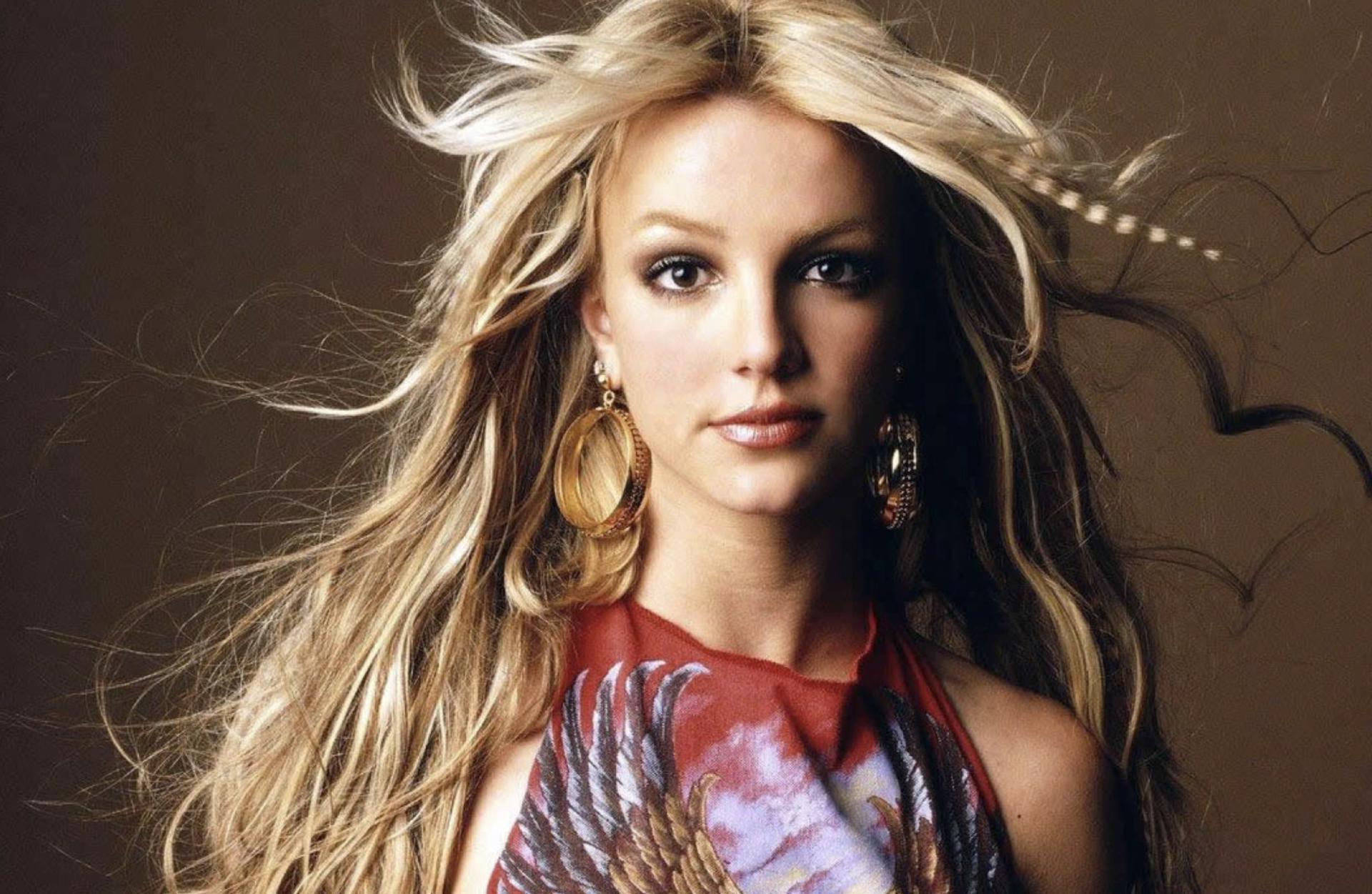 被亲爹监控13年,强迫服药和避孕,一代巨星正在世态炎凉中陨落