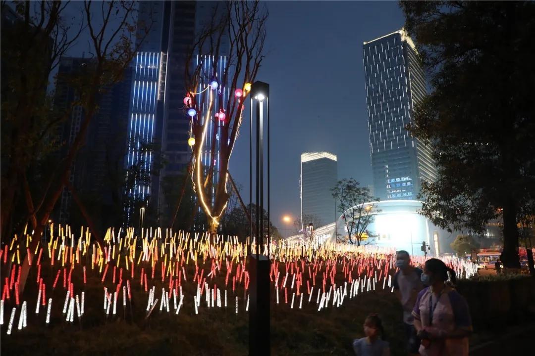 “当当......”快上车，成都的夜生活开始了