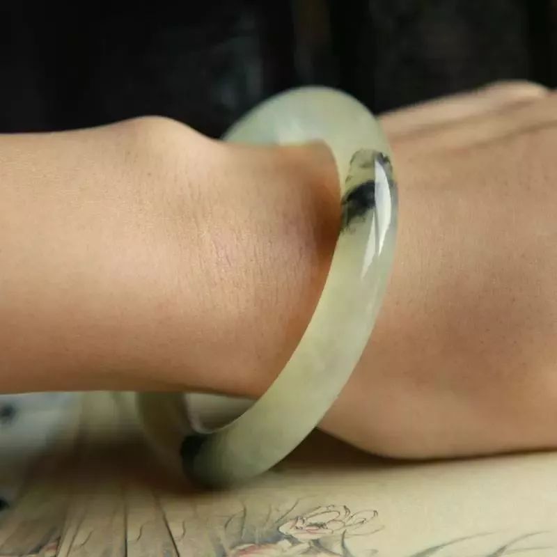 岫玉180料手镯和翡翠哪个好,好品质的岫玉和差品质翡翠哪个好