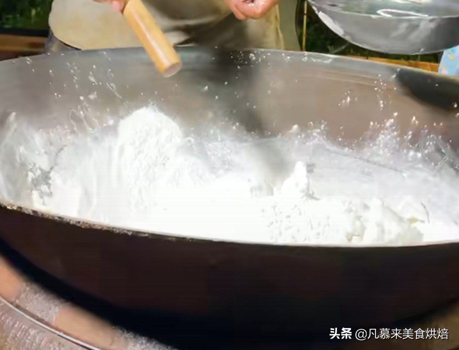 砍回养活了全球6亿人的木薯，做成一道快失传的美食“木薯粉虫”