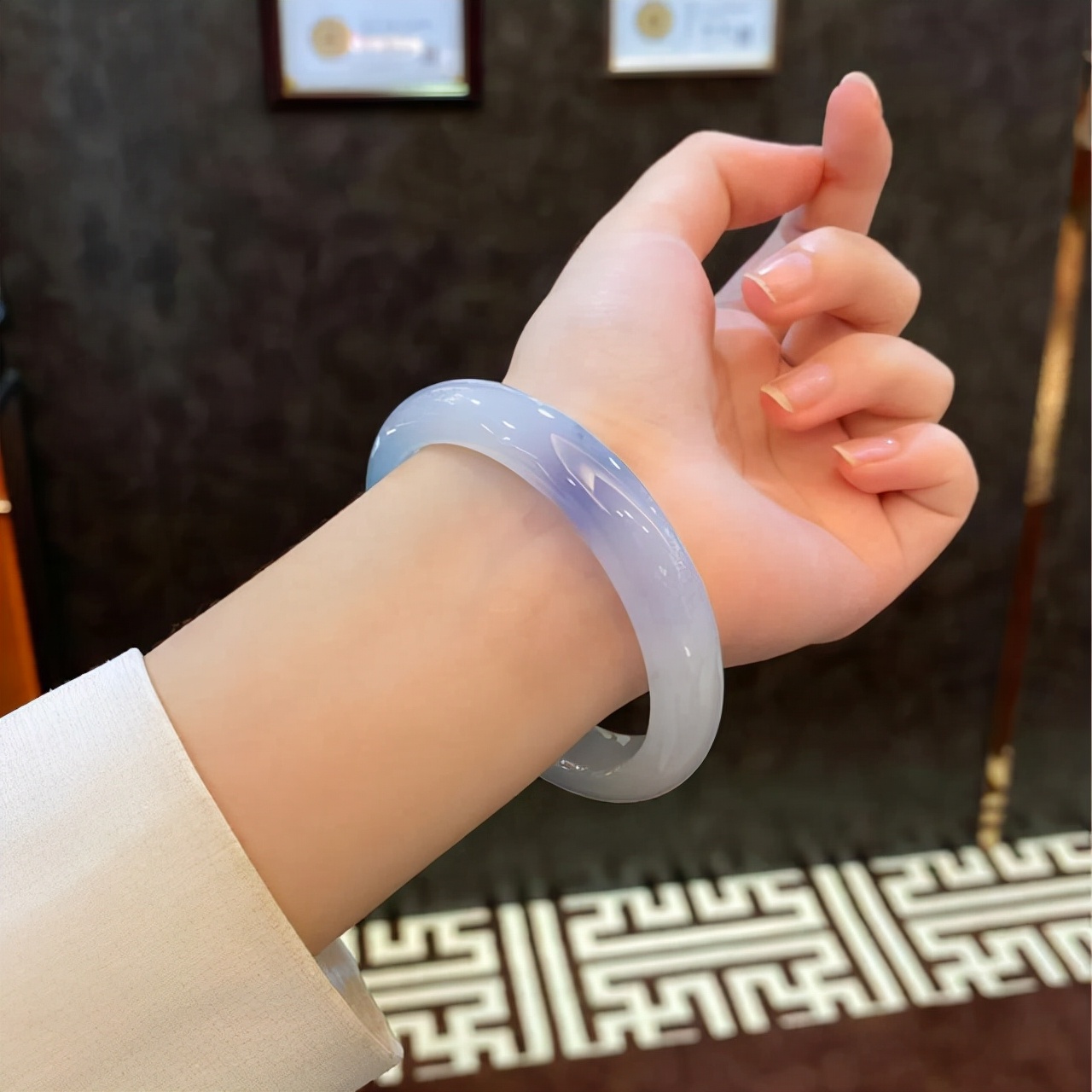 紫罗兰翡翠见光图片,紫色的翡翠都会见光失色吗