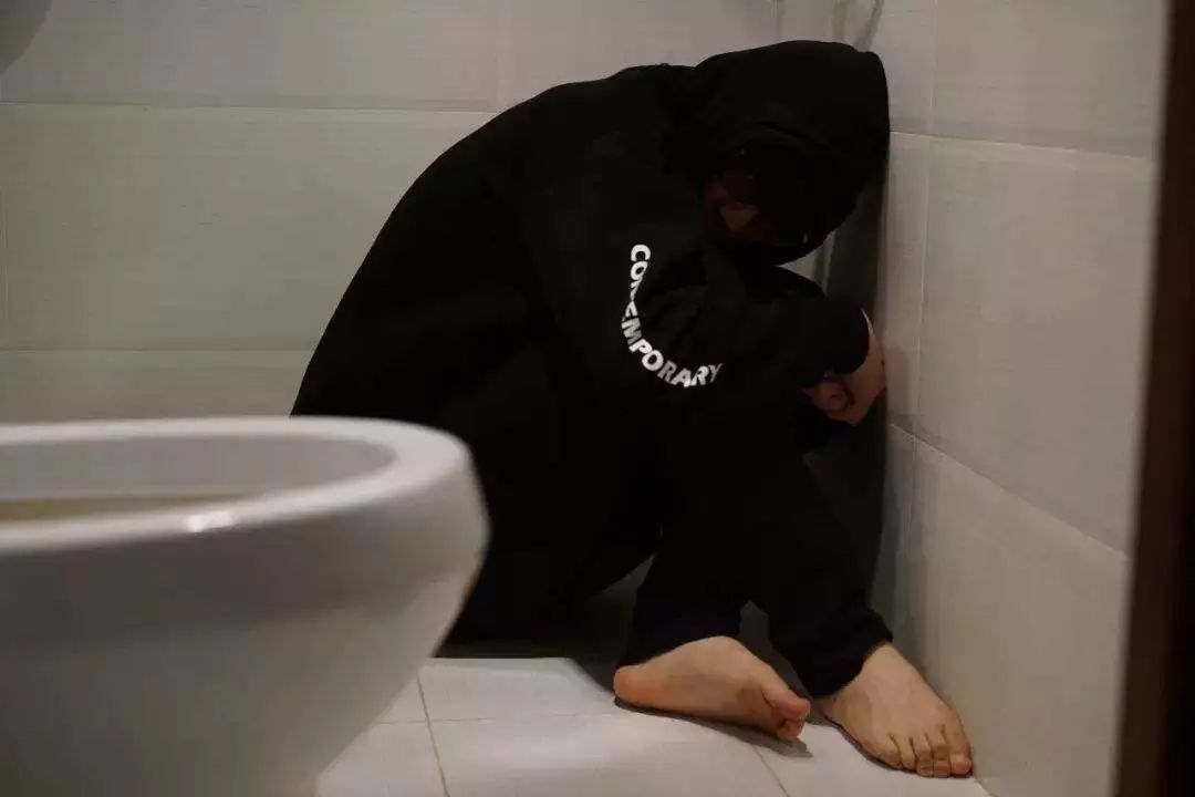 案例|为了勒索怀孕的美甲店店主，他们雇佣了两个凶神恶煞的外国男人…