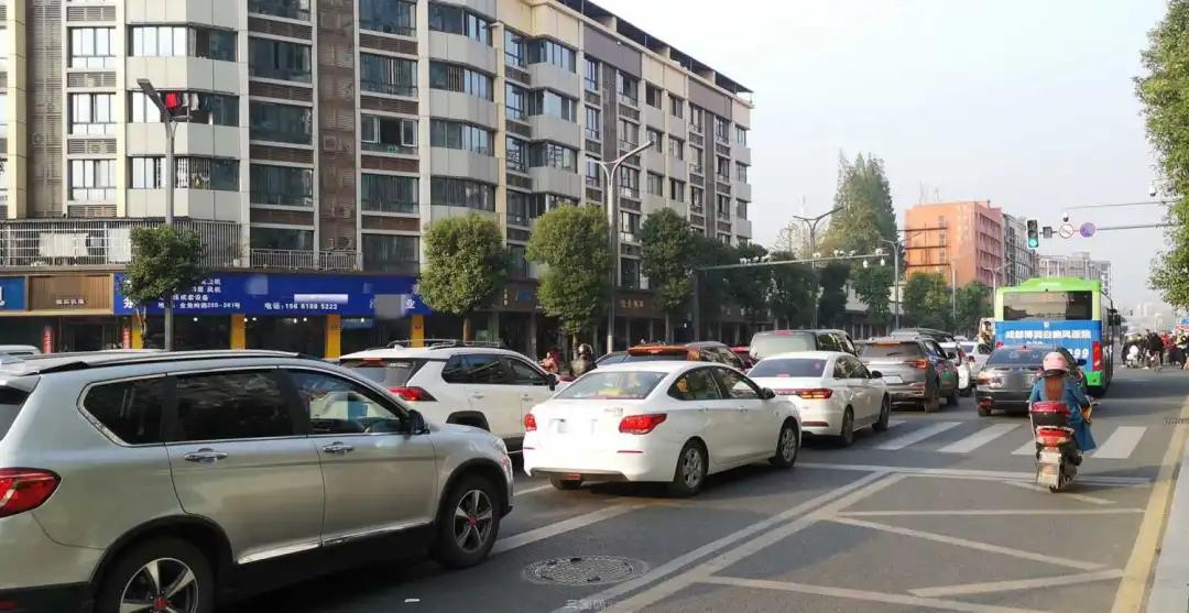 南充一小车被撞得四脚朝天,南充一辆客车被撞翻