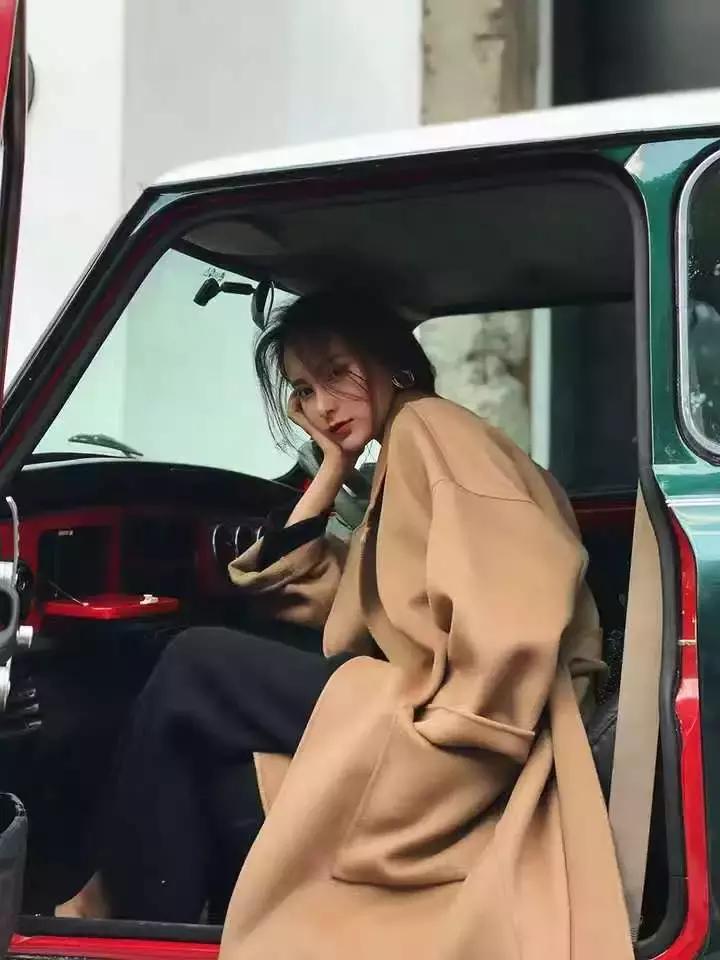 特别修身大衣怎么搭,连帽大衣如何穿搭