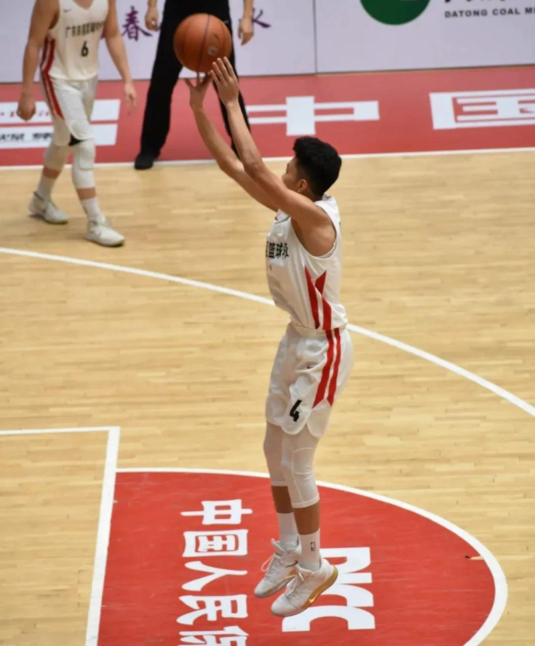 曾经以一己之力单挑法国后防线,曾经效力广东东莞cba篮球队的队员