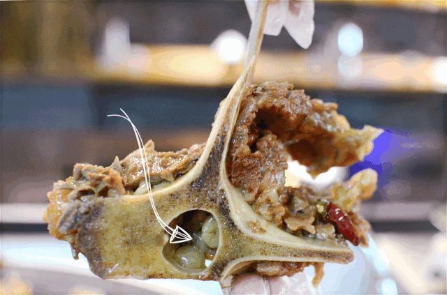 「东市观光夜市」手撕大骨头九块九，吃到开始怀疑人生