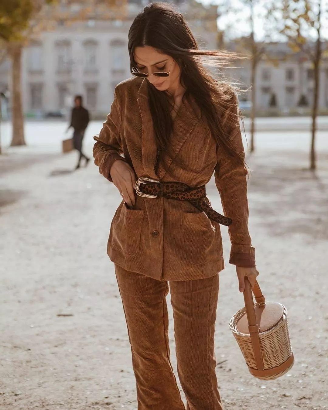 灯芯绒突然又流行了,百搭好穿的灯芯绒