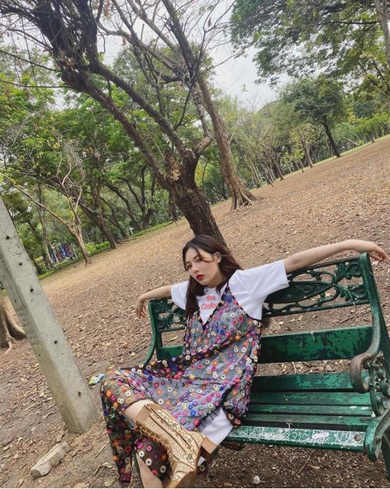 泫雅白蕾丝牛仔裙,泫雅镂空连体裙