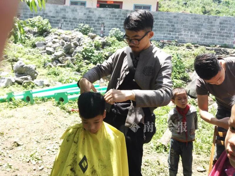 给学生买卫生巾上生理课的男老师在快手上火了!他说:广西山区孩子还需这些东西