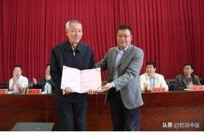 云南一个小县城有位悬壶济世的老中医，医术高明，看病却分文不取