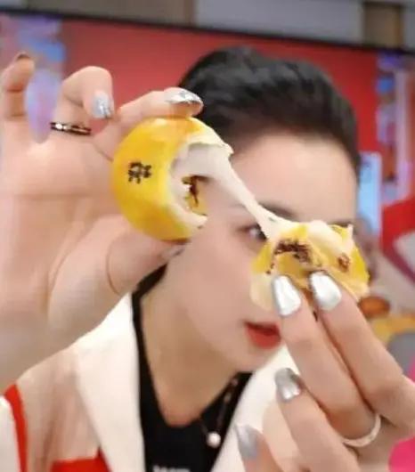 靠“较劲”成功逆袭的吴昕，3分钟卖6400颗蛋黄酥，真的那么好吃