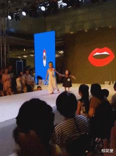 电梯里的妹子通常咋启齿搭讪比力好啊？哈哈