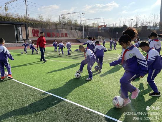 体育课堂生机勃勃,体育课堂趣味活动