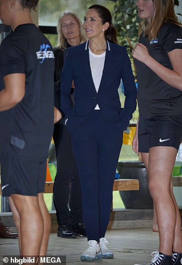 丹麦王储妃玛丽黑色西服,丹麦王储妃玛丽出席会