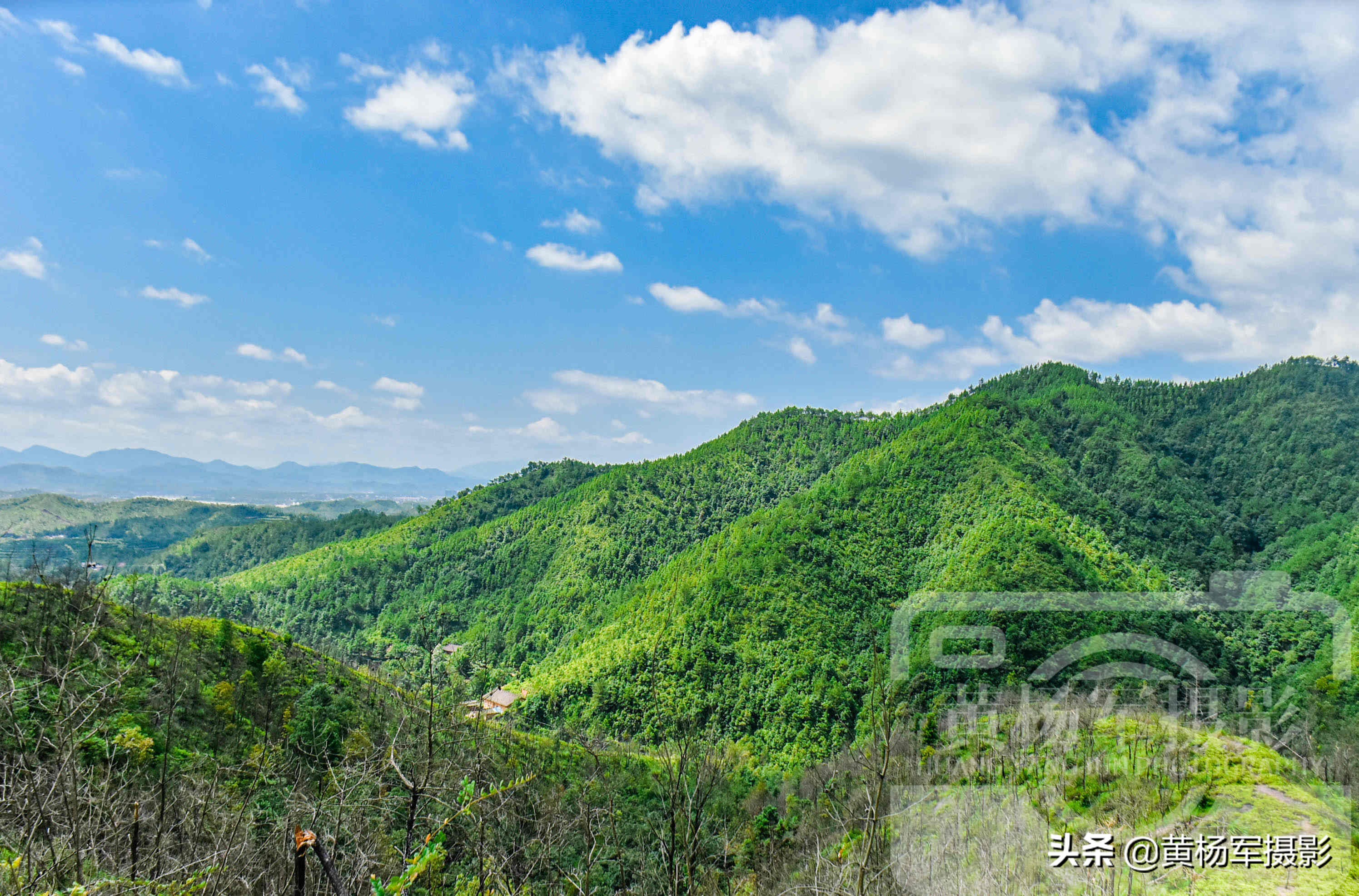 赣州于都县于山的美丽风光，蓝天白云下的绵延青山景色如画，很美