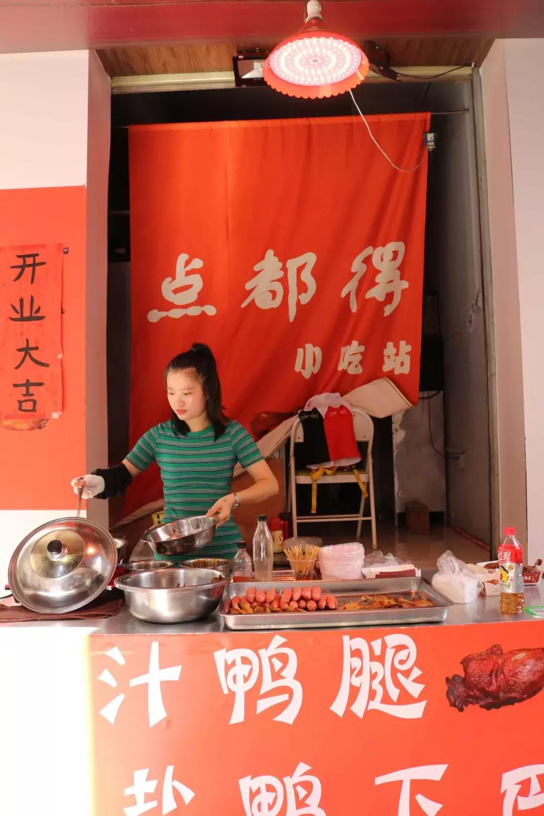 这家五星街不起眼的小吃站,34°高温没空调没座位,每天都排满人