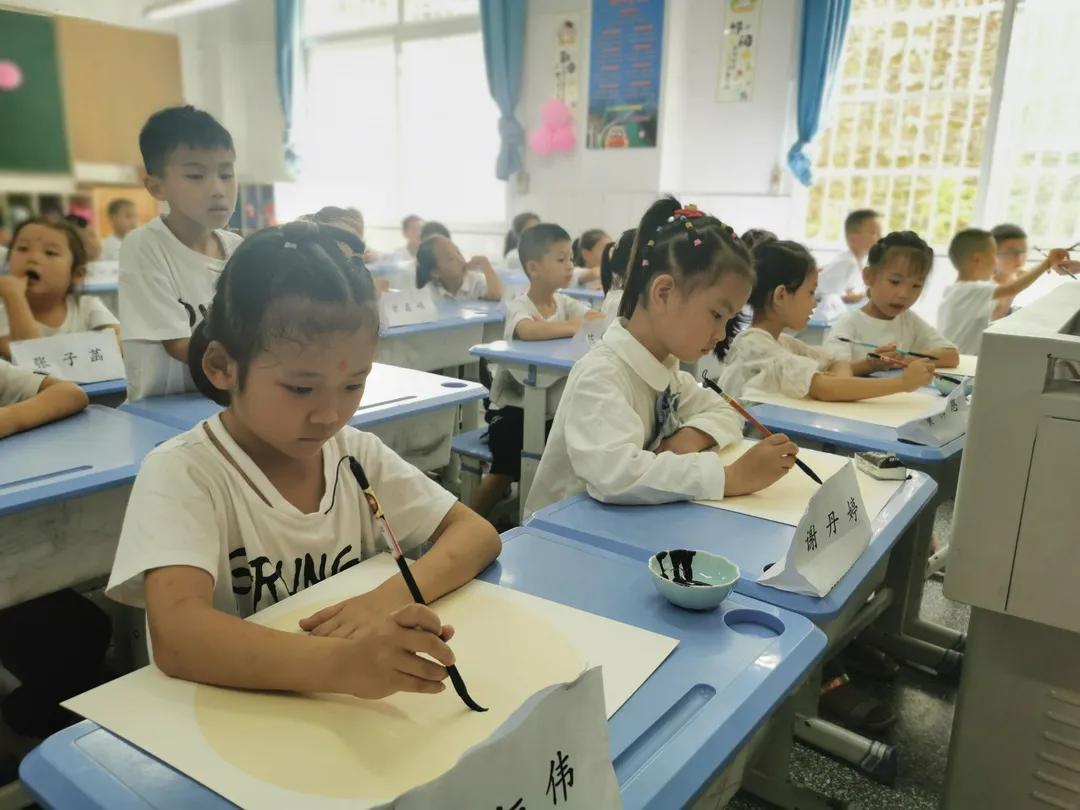 武隆区第二实验小学开学典礼,武隆第二实验小学2016级