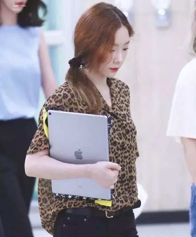 泰妍奚梦瑶,奚梦瑶穿miumiu黑钻吊带裙