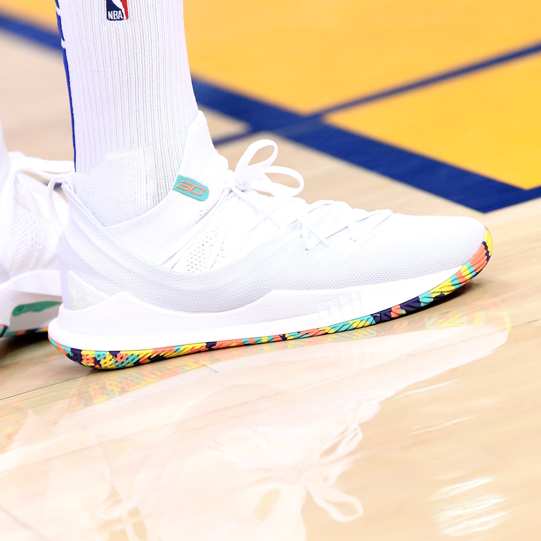 NBA今日球鞋精选：上脚两双联名款！火箭赢了，“鞋王”嗨了