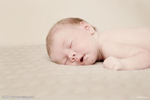 新生婴儿夜里一直哭个不停,婴儿一直哭要抱着才能睡怎么办