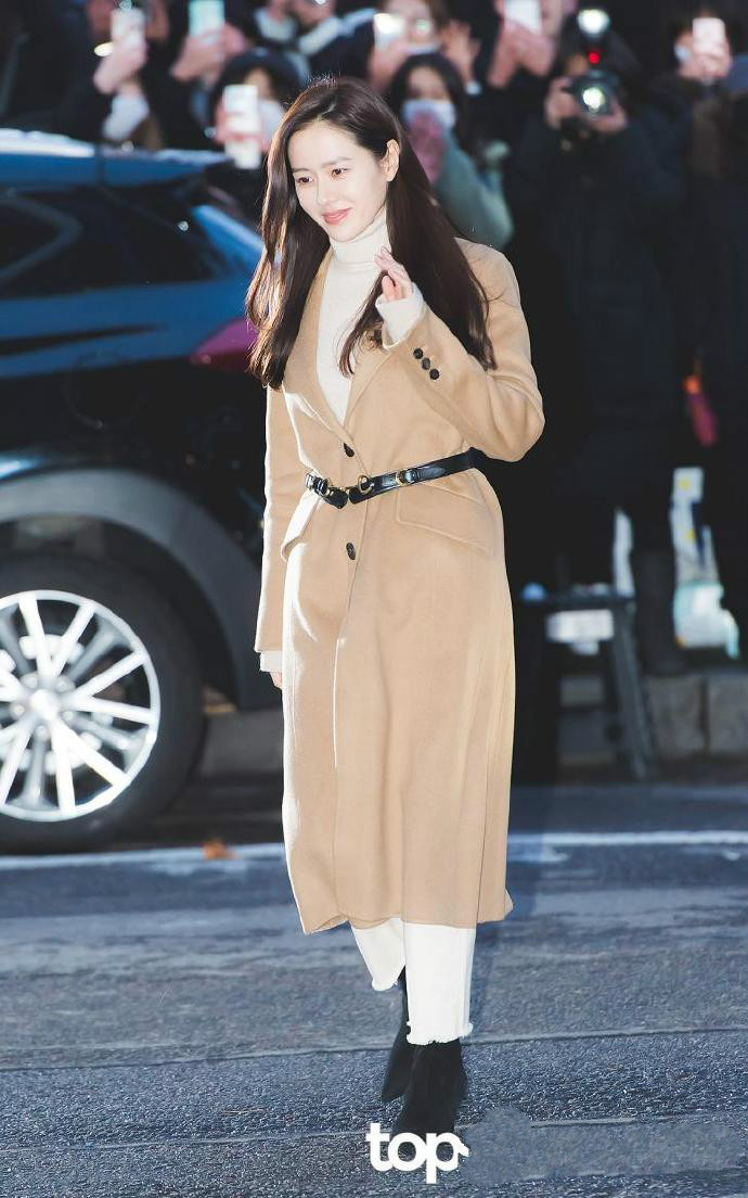 玄彬孙艺珍驼色大衣,孙艺珍同款驼色大衣格子