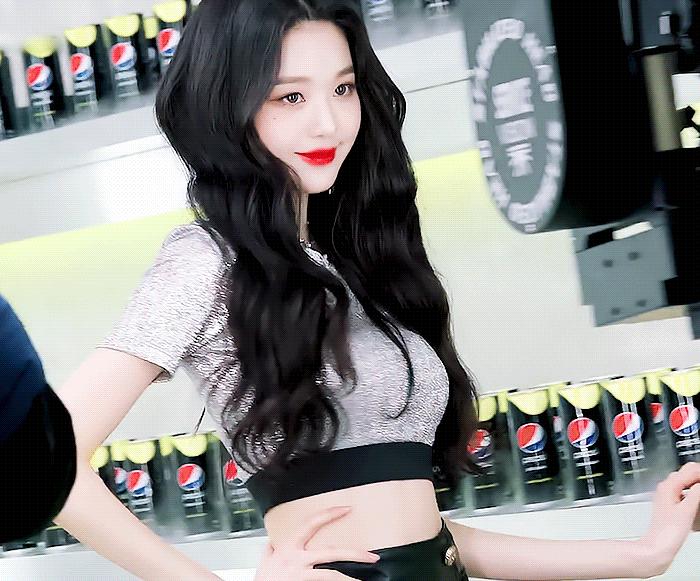 南韩“纯欲天花板”！16岁の新晋腿精！这个妹妹绝了